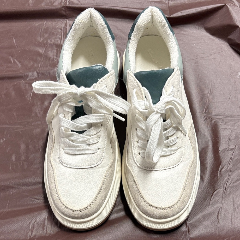 Universal Thread women’s casual sneaker. Women’s size 7.